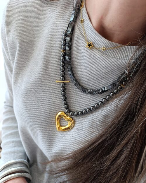 Κοντό Κολιέ με Αιματίτη & Καρδιά σε Χρυσό Τόνο – Minimal Statement Design