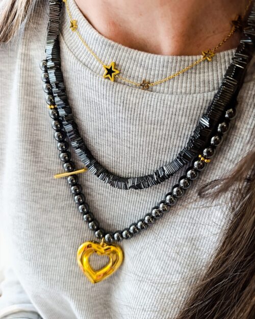 Χειροποίητο Κοντό Κολιέ με Πέτρες Αιματίτη και Ρυθμιζόμενο Κούμπωμα Μακραμέ