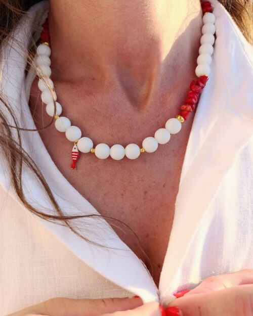 Κοντό Κολιέ με Λευκό Ματ Όνυχα, Κοραλλί Λεπτομέρειες και Διακοσμητικό Ψαράκι