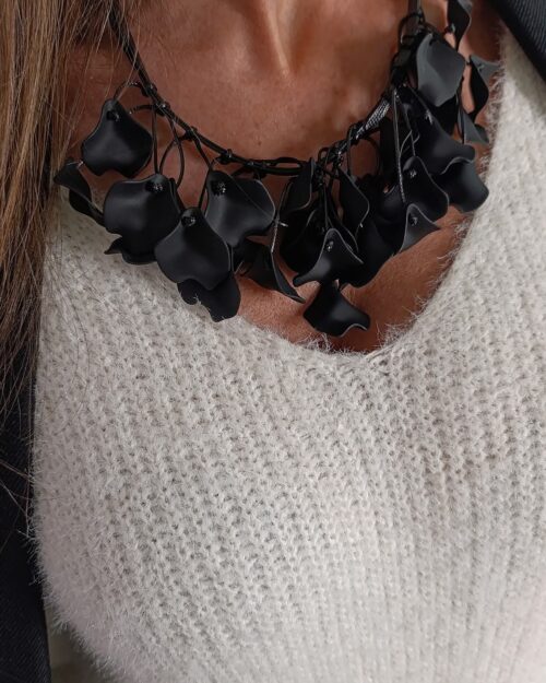 Χειροποίητο Statement Κολιέ με Ματ Μαύρα Πέταλα σε Κορδόνι