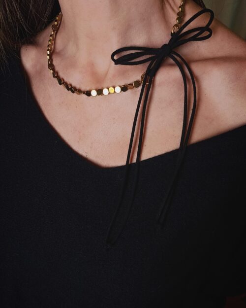 Κοντό Κολιέ με Χρυσές Χάντρες Αιματίτη και Μαύρο Κορδόνι