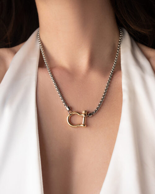 Κοντό Κολιέ με Ατσάλινη Αλυσίδα σε Ασημί & Χρυσό Κούμπωμα – Minimal Statement