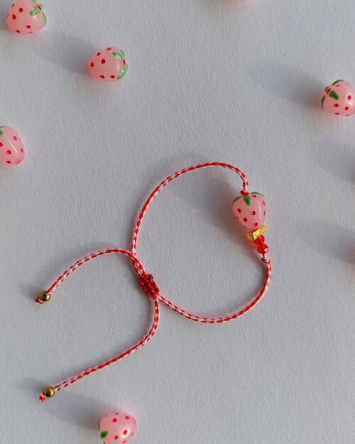 Χειροποίητο μαρτάκι Strawberry με φρουτένια διάθεση και μεταλλικές λεπτομέρειες σε χρυσή απόχρωση.