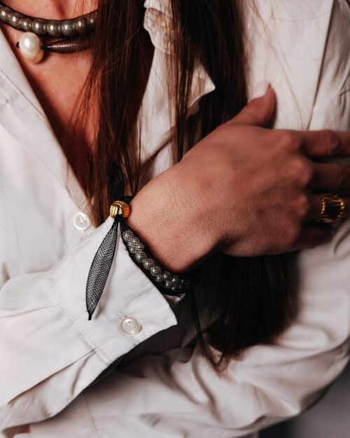 Minimal mesh βραχιόλι και μεταλλικές λεπτομέρειες – Σύγχρονη Κομψότητα