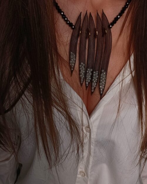 Statement Κολιέ με πλέγμα και πέρλες – Δυναμικό και Μοντέρνο Design