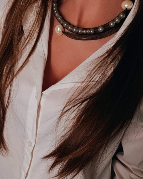 Μοντέρνο Κολιέ με Πέρλες και μαύρο πλέγμα – Minimal Statement Κομψότητα
